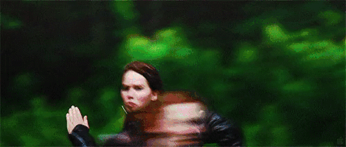 GIF of Katniss Everdeen (Jennifer Lawrence) in "The Hunger Games" running in the battlefield